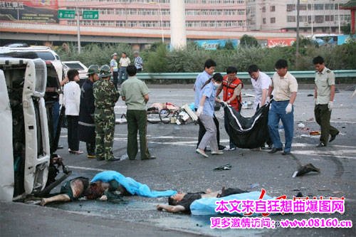 高速特大交通事故女人死亡照片,新疆发生特大交通事故
