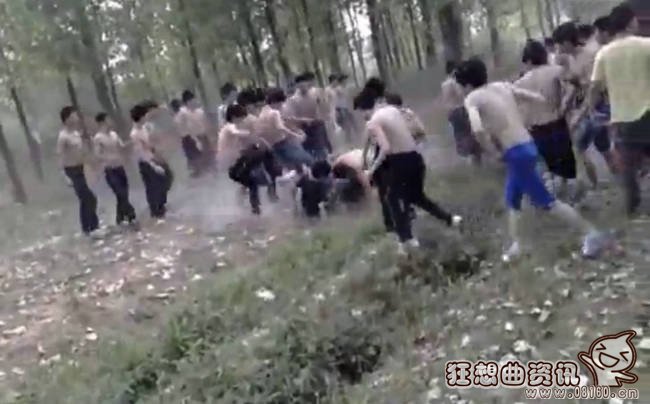 河南信阳中学生群殴,场面太混乱了